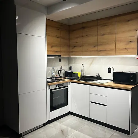 A-brilliant, New! Spacious & Modern In Whit Garage ヴァルナ