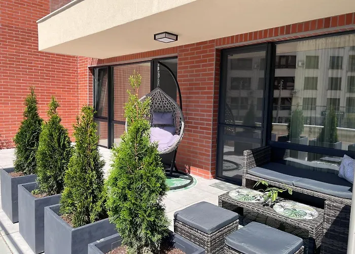 A-brilliant, New! Spacious & Modern In Whit Garage 瓦爾納