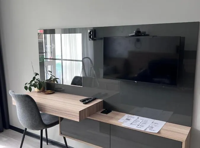 A-brilliant, New! Spacious & Modern In Whit Garage