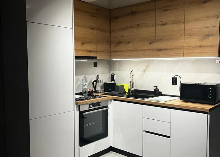 A-brilliant, New! Spacious & Modern In Whit Garage 瓦爾納