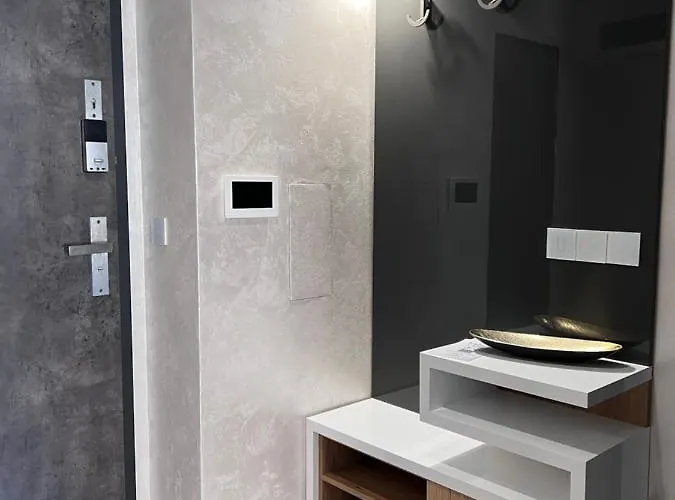 A-brilliant, New! Spacious & Modern In Whit Garage Appartement *